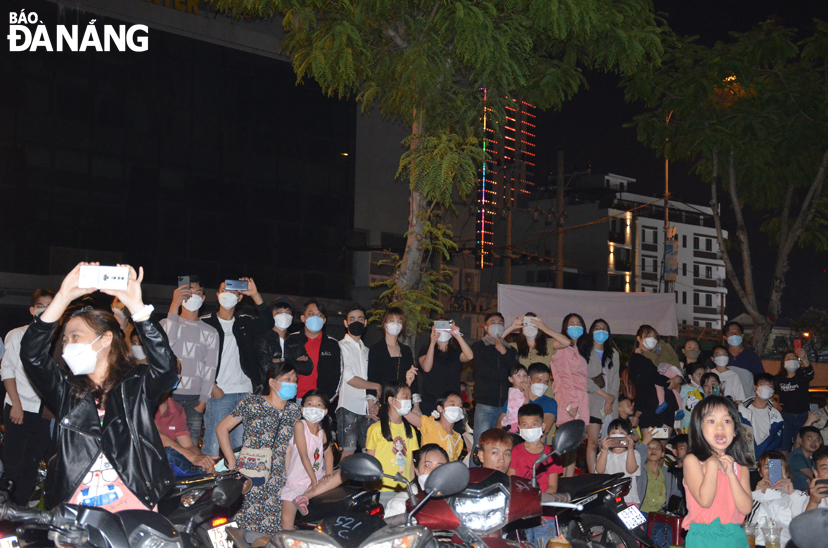 Local residents and visitors are excited to capture the special moments of the unique bridge in Da Nang. Photo: THU HA