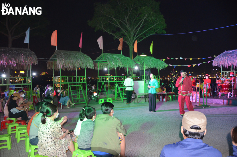 'Bai Choi' performances at the eastern side of the Rong (Dragon) Bridge also attract a large number of people.