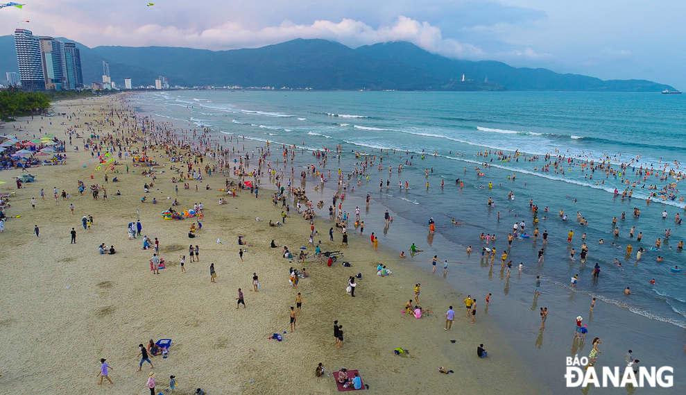 A local beach in the afternoon of April 10 (the second day of the holiday break) was crowded with people and tourists.