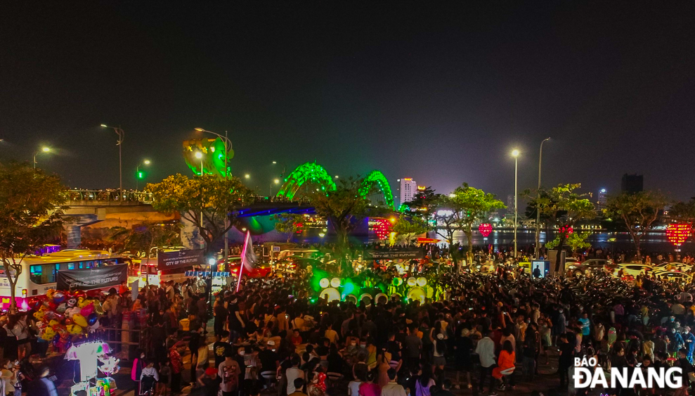 The eastern bank of the Han River is bustling with people and tourists strolling for relaxation and experiencing cultural and artistic activities. 