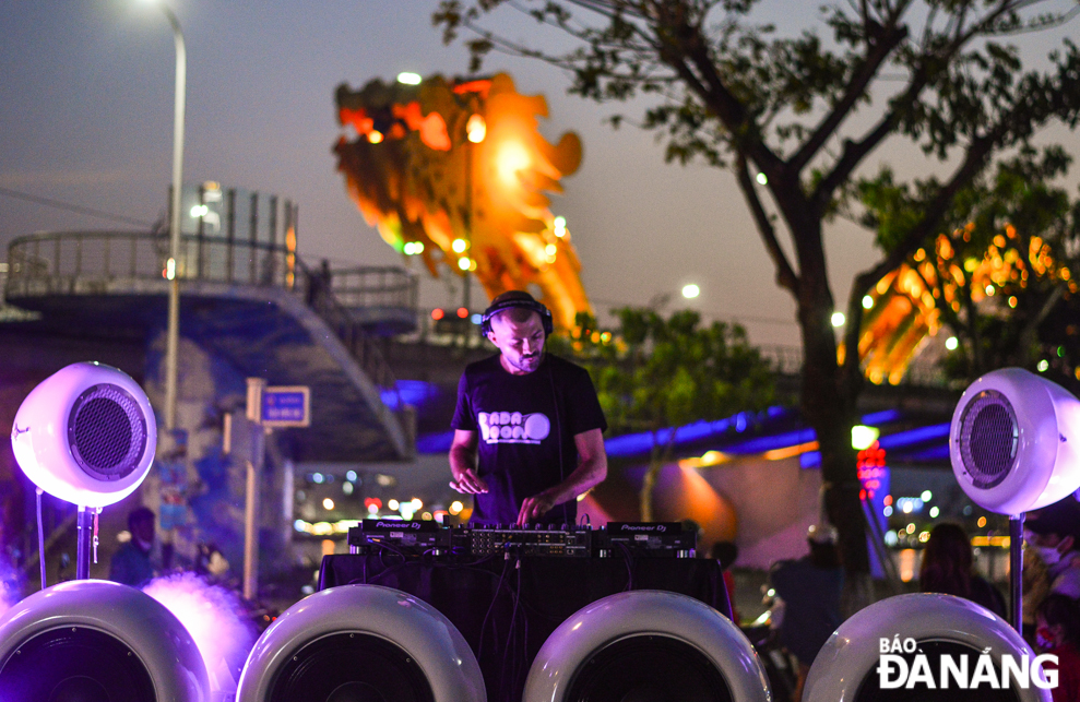 The banks of the Han River are enlightened with vibrant cultural, artistic, and entertainment activities. Electronic music programme ‘DaNang - The City of Future’ took place for the first time on the bank of the Han River. Photo: XUAN SON 