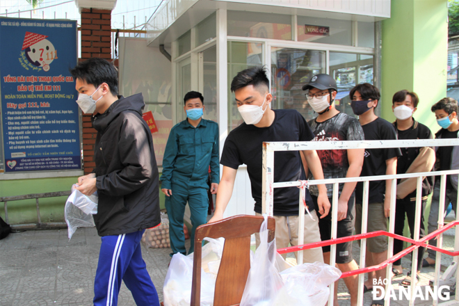 The charity market serves about 250-300 students every Sunday. In the photo: Students line up to receive free food. Photo: L.P