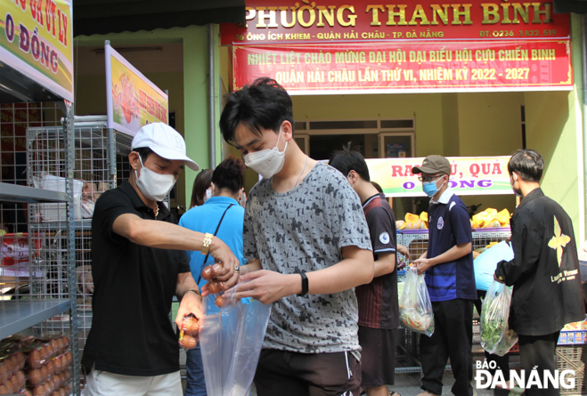 The market is operated by the Thanh Binh Ward chapter of the Da Nang Committee of the Viet Nam Fatherland Front, and some sponsors. Its purpose is to serve free of charge students living and studying at junior colleges and university in Thanh Binh Ward. 