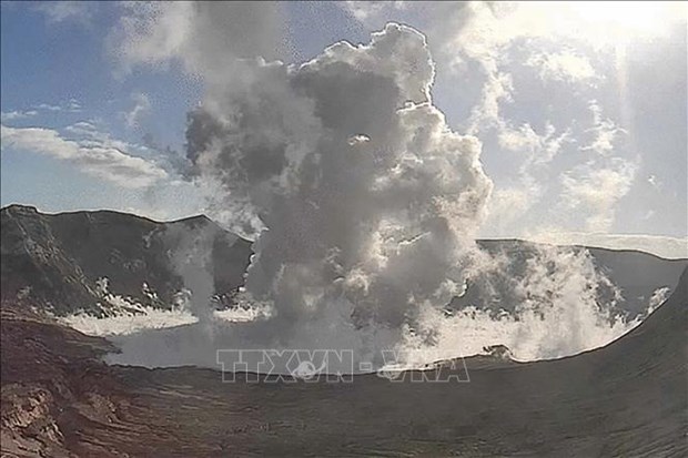 Taal volcano spews ash and steam hundreds of metres into the sky on March 26. (AFP/VNA Photo)