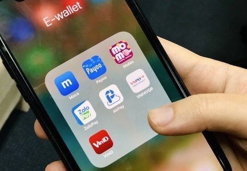 A client using an e-wallet via his smartphone. (Photo: vnexpress.net)