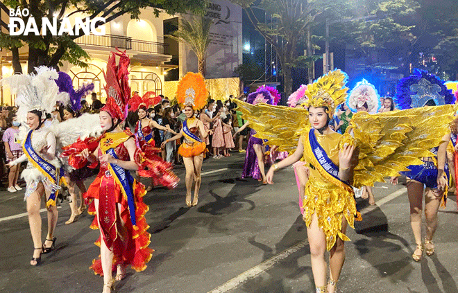 Các hoạt động du lịch ban đêm đang được quan tâm, đầu tư để thu hút du khách. Trong ảnh: Các vũ công biểu diễn tại chương trình vũ hội đường phố với chủ đề  “Đà Nẵng tháng 3” tổ chức trong tháng 3-2022. Ảnh: XUÂN DŨNG
