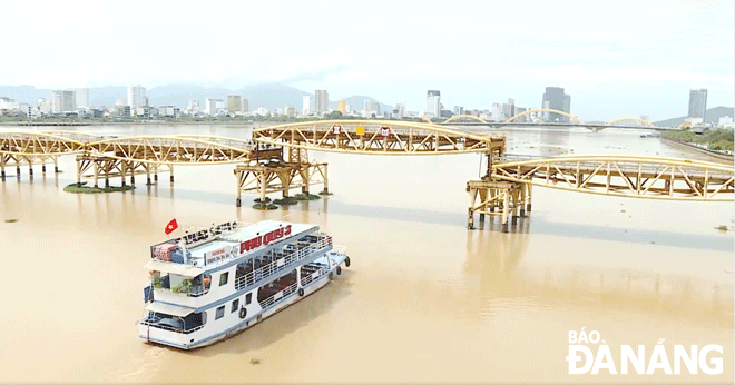 Tàu du lịch đưa du khách tham quan trên sông Hàn. Ảnh: THÀNH LÂN
