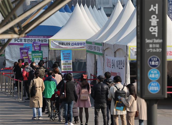 Người dân xếp hàng chờ xét nghiệm COVID-19 tại Seoul, Hàn Quốc, ngày 4/4/2022. Ảnh: Yonhap/ TTXVN