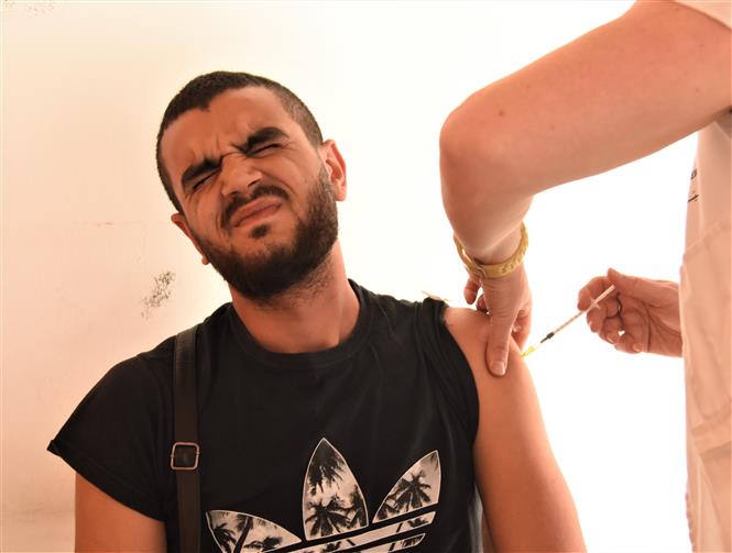 Nhân viên y tế tiêm vaccine phòng COVID-19 cho người dân tại Tripoli, Liban ngày 3/4/2022. Ảnh: THX/TTXVN