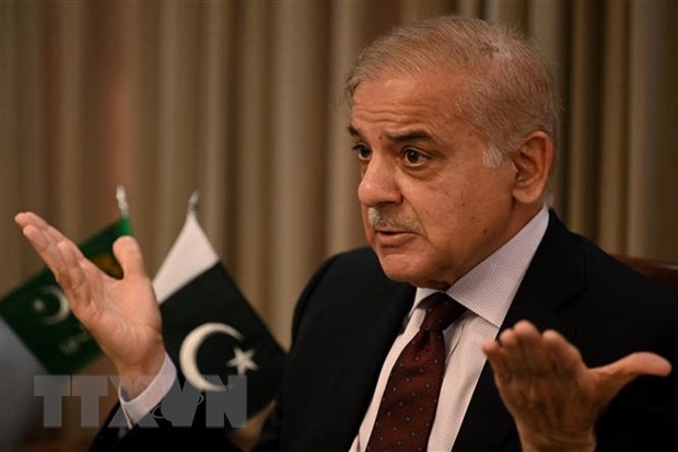 Ông Shehbaz Sharif (giữa) phát biểu tại cuộc họp báo ở Islamabad. (Ảnh: AFP/TTXVN)