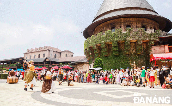 During the three-day holiday break for the death anniversary of Hung Kings, Da Nang welcomed a lot of tourists . IN THE PHOTO: Tourists enjoying an art show at the Sun World Ba Na Hills Resort. Photo: THU HA