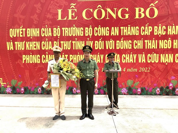 Thiếu tướng Vũ Hồng Văn, Giám đốc Công an tỉnh Đồng Nai, trao Quyết định của Bộ trưởng Bộ Công an về việc thăng cấp bậc hàm vượt bậc từ Trung úy lên Đại úy kể từ ngày 10/4 đối với Trung úy Thái Ngô Hiếu. (Ảnh: Nguyễn Văn Việt/TTXVN)