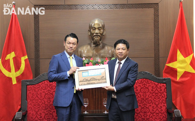 Phó Bí thư Thường trực Thành ủy, Chủ tịch HĐND thành phố Lương Nguyễn Minh Triết tặng quà lưu niệm cho ông... Ảnh: LAM PHƯƠNG