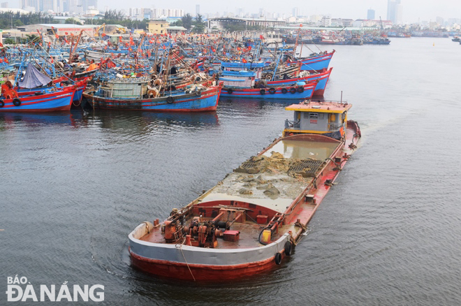 Mất hơn 40 phút, sà lan chở chất nạo vét mới di chuyển ra khỏi khu vực âu thuyền Thọ Quang.