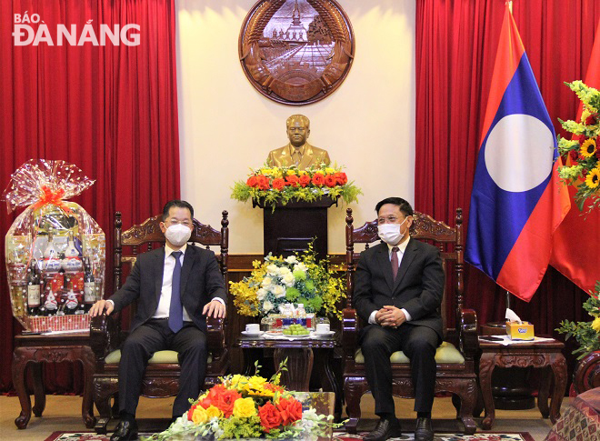 Da Nang Party Committee Secretary Nguyen Van Quang (left) congratulating the Consulate General of Laos in Da Nang on the occasion of Bunpimay traditional Tet. Photo: L.P