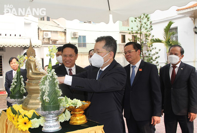 Secretary Quang (3rd, right) and Lao Consul General in Da Nang Viengxay Phommachanh performing the traditional ritual of bathing the Buddha on the occasion of Bunpimay Festival. Photo: L.P