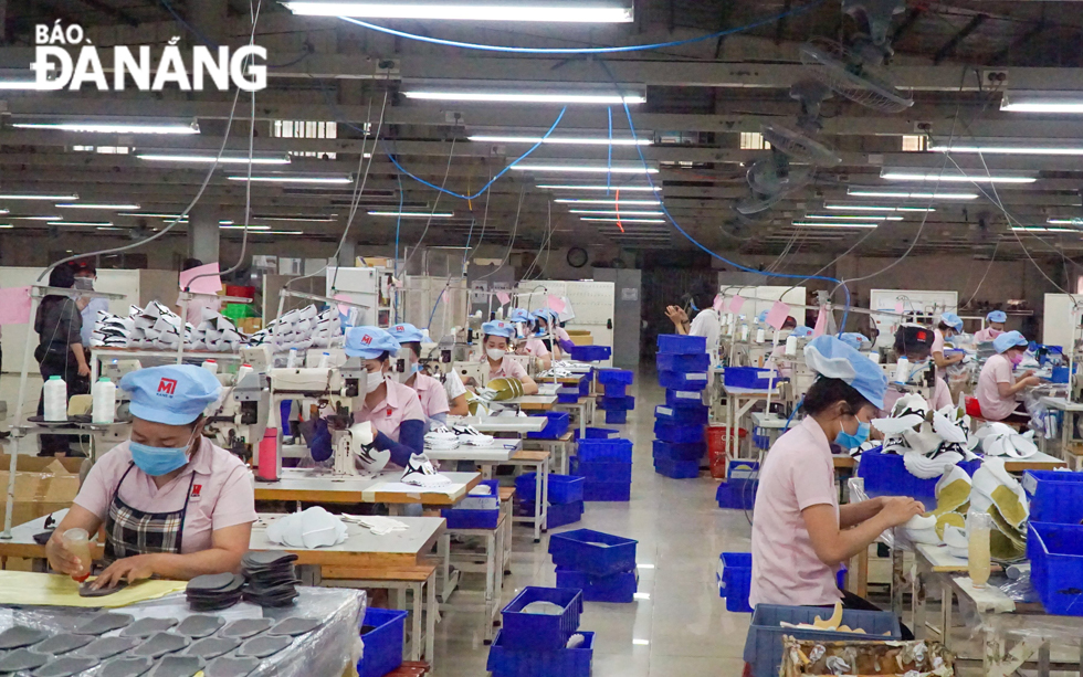 Da Nang city is speeding up the development of new industrial parks and industrial clusters. IN THE PHOTO: Workers are seen at the Kane-M Vietnam Co., Ltd located in the Hoa Khanh Industrial Park, in Lien Chieu District. Photo: M.QUE