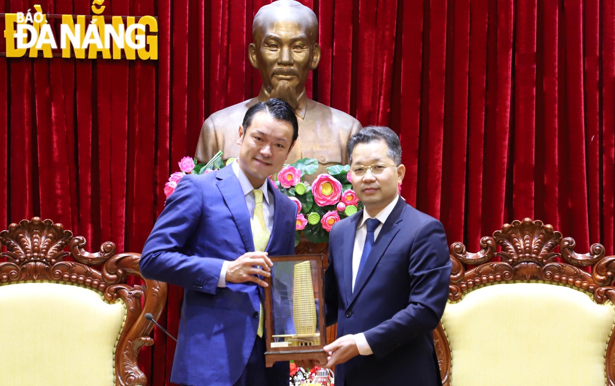 Secretary of the Da Nang Party Committee Nguyen Van Quang (right) presents a momento to Mr. Odaka Yoshimune, the Chairman of the Mikazuki Hotel Group, April 13, 2022. Photo: NGOC PHU