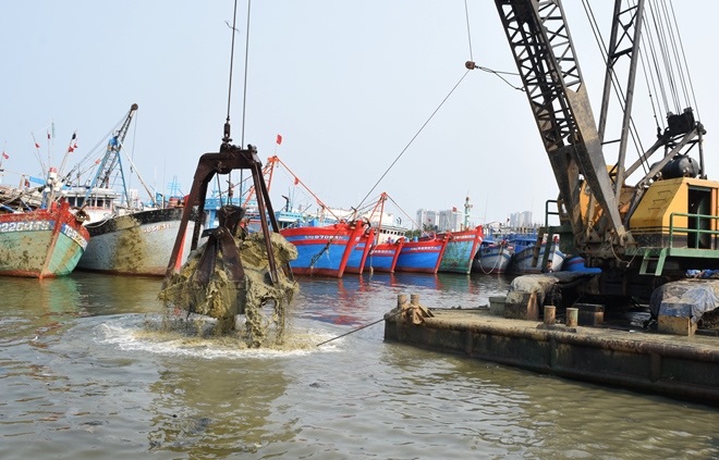 The anchorage of many out-of-city fishing boats at the pilot dredging area impacts the dredging progress