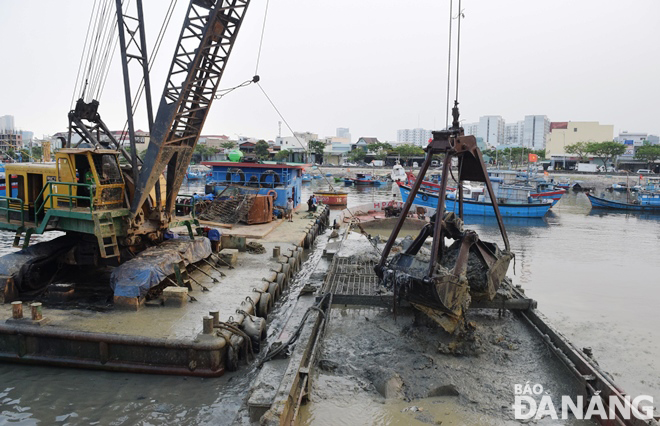 The dredged material is loaded onto a barge with a bottom door to be submerged at sea at the specified location.