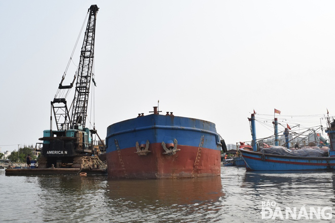 A cluster of barges and grab dredgers has not been operated because of construction ground problems.