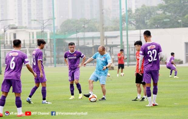 Huấn luyện viên Park Hang-seo hướng dẫn cho các cầu thủ U23 Việt Nam luyện tập. (Ảnh: VFF)