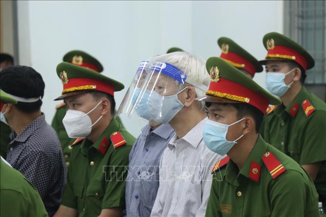 Bị cáo Nguyễn Chiến Thắng (áo trắng), cựu Chủ tịch UBND tỉnh Khánh Hòa (nhiệm kỳ 2011 - 2015) bị tuyên án ở mức cao nhất với 5 năm 6 tháng tù.