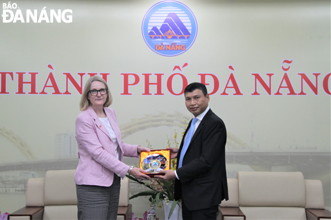 Standing Vice Chairman of the Da Nang People's Committee Ho Ky Minh (right) warmly receiving Mrs. Sarah Hooper, the new Consul General of Australia in Ho Chi Minh City. Photo: LAM PHUONG