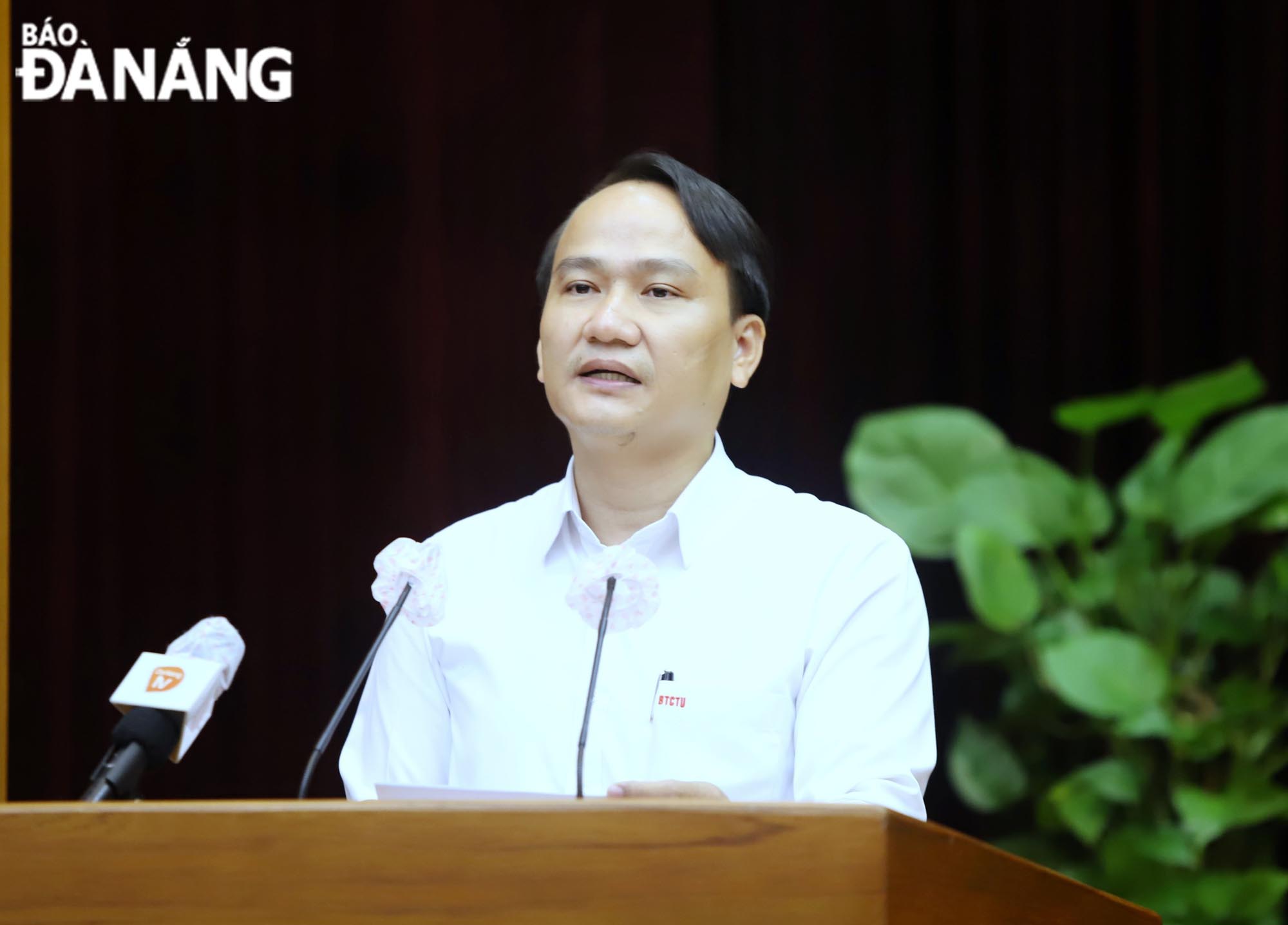 Trưởng ban Tổ chức Nguyễn Đình Vĩnh báo cáo sơ kết 1 năm thực hiện Chỉ thị số 04. Ảnh: NGỌC PHÚ