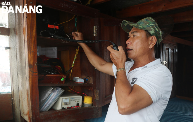 Fisherman Nguyen Van Binh in Son Tra District’s Tho Quang Ward is checking the voyage monitoring device to prepare for the upcoming offshore fishing trip. Photo: VAN HOANG