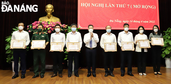 Bí thư Thành ủy Nguyễn Văn Quảng (giữa) trao bằng khen của Ban Thường vụ Thành ủy cho các tập thể,  cá nhân có thành tích xuất sắc tiêu biểu năm 2021. Ảnh: N.P