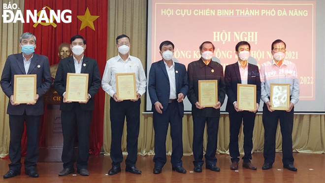 Nhiệm kỳ 2017-2022, Hội Cựu chiến binh quận Hải Châu hoàn thành các mục tiêu, kế hoạch đề ra, góp phần xây dựng và phát triển địa phương. Trong ảnh: Chủ tịch Hội Cựu chiến binh quận Hải Châu Hoàng Lê (thứ 2, trái sang) đại diện nhận danh hiệu “Tổ chức hội vững mạnh toàn diện” do Hội Cựu chiến binh thành phố trao tặng. Ảnh: P.V