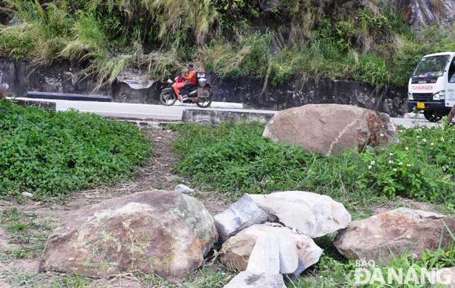 Rocks and stones that fell at noon on April 14 were moved out of the roadway to ensure traffic safety of road users. Photo: HOANG HIEP