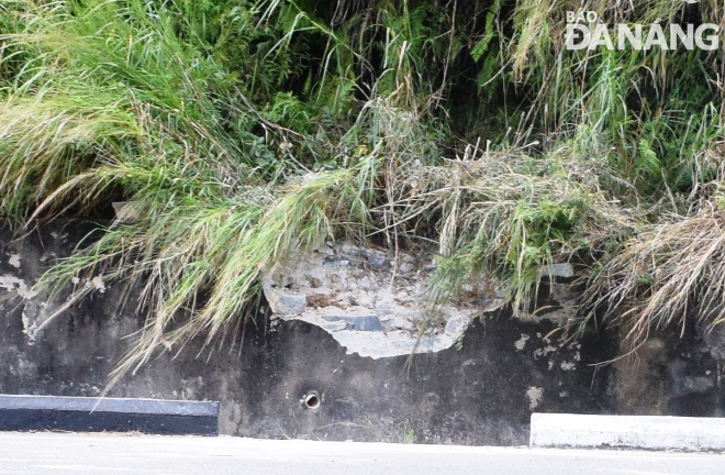 Falling rock broke off a piece of the landslide mitigation retaining wall. Photo: HOANG HIEP