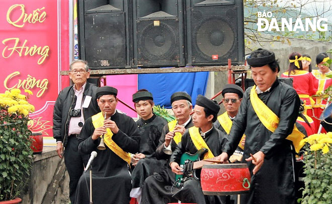 Dàn nhạc cổ truyền tại Hội làng Hòa Mỹ, phường Hòa Minh, quận Liên Chiểu, thành phố Đà Nẵng. Ảnh: V.T.L