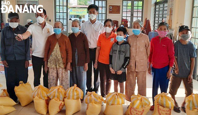  The intergenerational self-help club of Duong Son Village, Hoa Chau Commune, Hoa Vang District, Da Nang present gifts to its members in financial need on the occasion of the 2022 Lunar New Year festival. Photo: LE VAN THOM