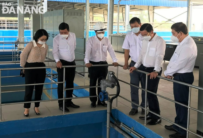 Standing Vice Chairman of the Da Nang People's Council Le Minh Trung (2nd, right) inspects the operation system of the Hoa Lien Water Plant project. Photo: M.Q