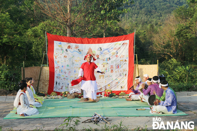  Thap Arija Dang, a Cham officer from Ninh Thuan, is incarnated as a shaman in an excerpt from Rija Nùgar. Photo: NHU HANH