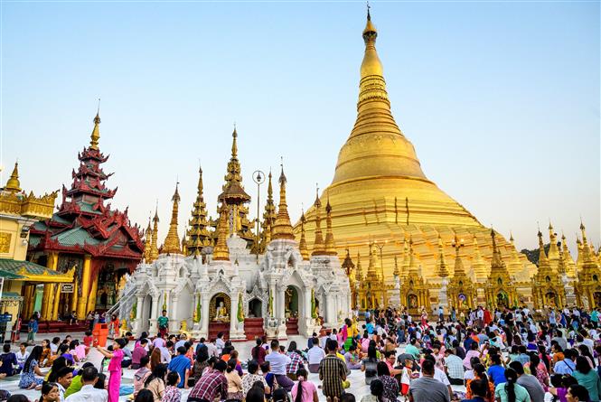 Người dân làm lễ tại Chùa Shwedagon ở Yangon, Myanmar. Ảnh: AFP/TTXVN