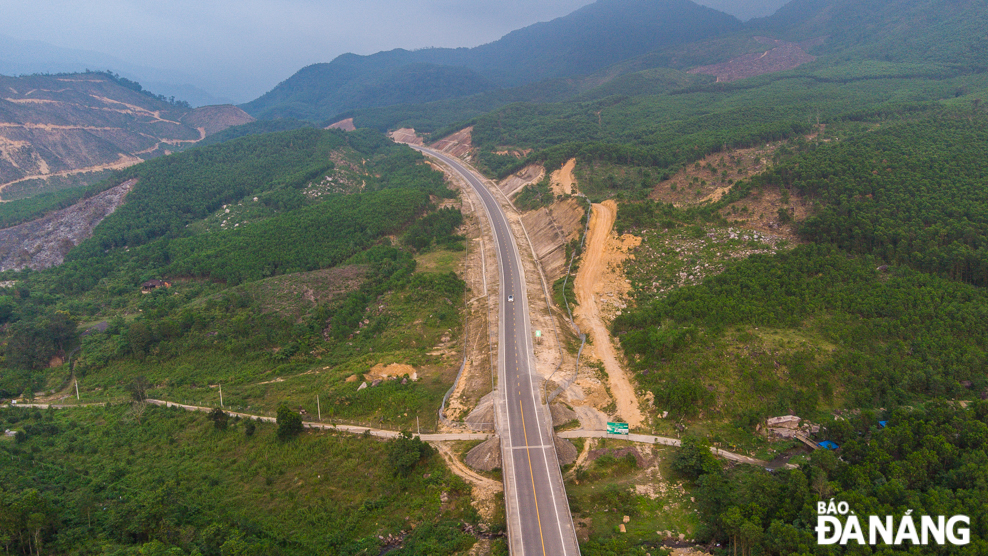 According to Deputy Director of the Management Board of the Ho Chi Minh Road Project Le Van Sau, the La Son - Hoa Lien section which belongs to the over VND11 trillion La Son - Tuy Loan expressway connecting Thua Thien - Hue Province and Da Nang was officially opened to traffic on April 16.