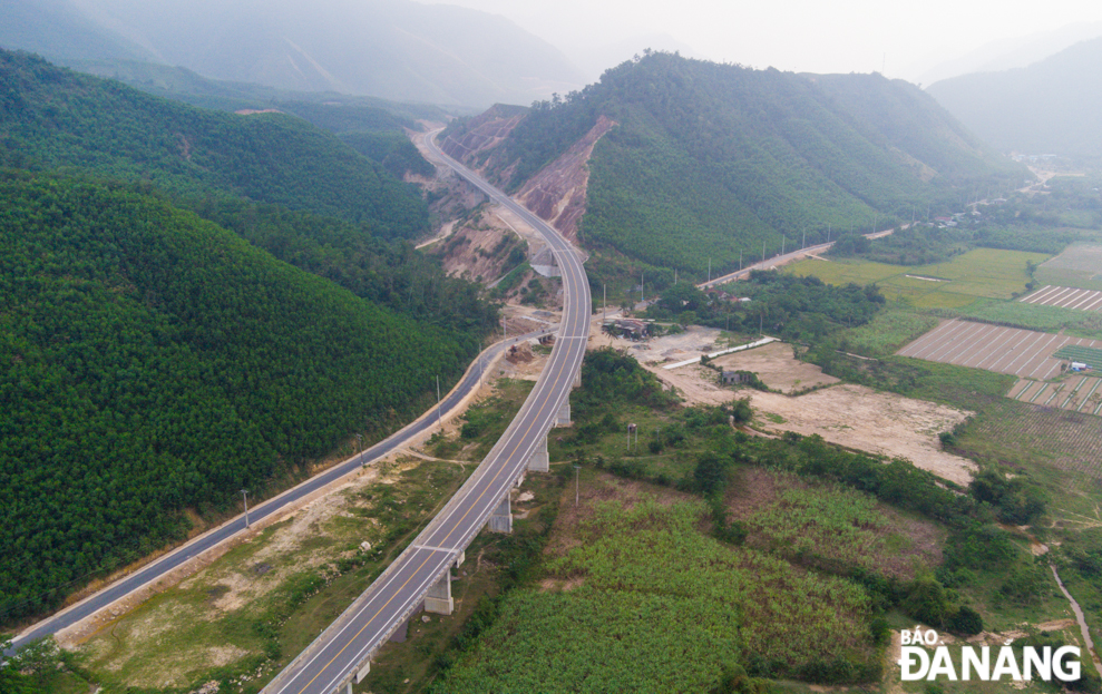 The 66km-long La Son - Hoa Lien section begins from the La Son T-junction, Phu Loc District, Thua Thien-Hue Province, to the Hoa Lien intersection, Hoa Vang District, Da Nang. In the photo: The Km56+863.21 overpass on an expressway passing through Hoa Vang District.