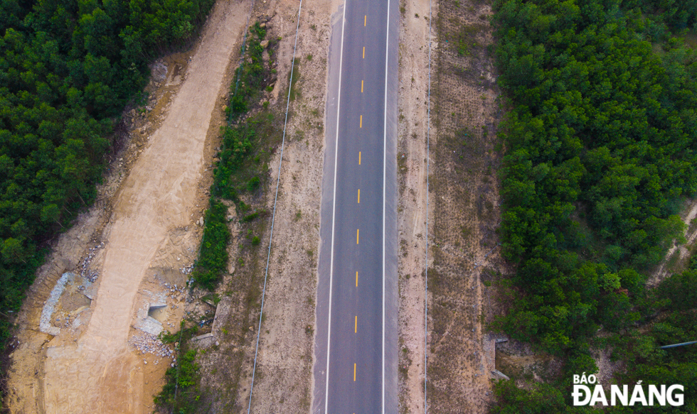 At the first phase, the 2-lane, 12m-wide La Son - Tuy Loan expressway meets grade 3 road standards with a design speed of 60-80km/h. Meanwhile, at the second phase, the expressway will be widened into 4 lanes with a road surface width of about 24m, meeting expressway standards.