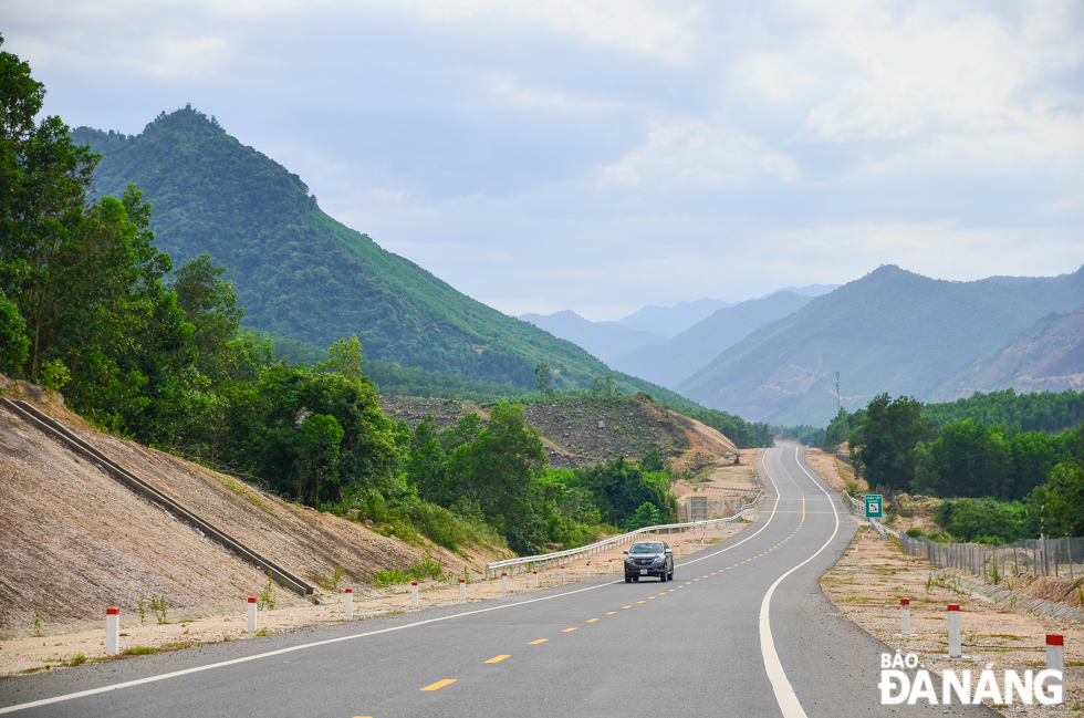 Vehicles from Da Nang travel on a bypass route to south of the Hai Van Tunnel, and then change direction to the La Son - Hoa Lien section at the Hoa Lien intersection to enter the expressway. Meanwhile, vehicles from Thua Thien Hue Province enter the expressway by travelling on National Highway 1A to the La Son T-junction in Phu Loc District to change direction to provincial highway 14B.