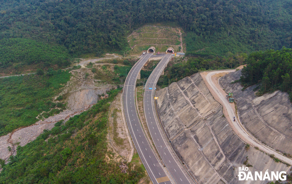 Located in Hoa Bac Commune, Hoa Vang District, the Mui Trau (Buffalo’s Nose) twin tunnels are among the main work items of the La Son-Tuy Loan expressway. The nearly VND1,500 billion traffic work is one of the most modern road tunnels in Viet Nam. IN THE PHOTO: The twin tunnels’ entrances are pictured from Thua Thien Hue Province.