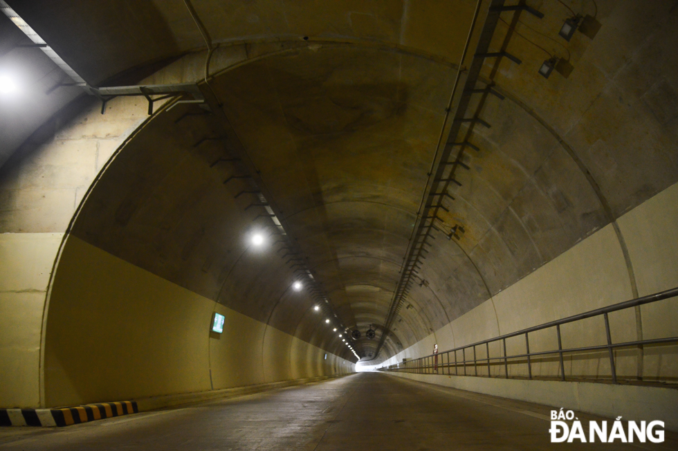 One of the tunnels in the south – north direction measures 1,320m in length, whilst the other in the opposite direction is 1,300m long. Each tunnel is 10.8m wide and 7.2m high, consisting of 2 lanes.