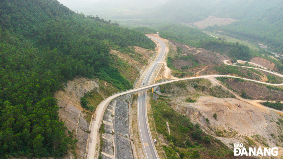  In the immediate future, no toll stations are placed along the La Son - Hoa Lien section. In the photo: The road north of the Mui Trau twin tunnels goes through the Bach Ma Mountain in Thua Thien Hue Province.