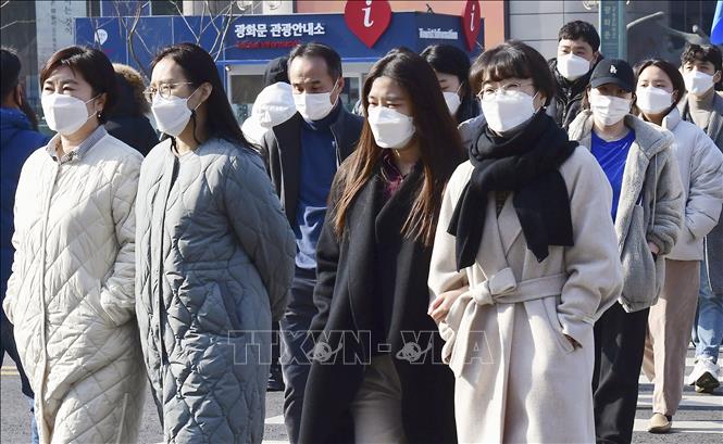 Người dân đeo khẩu trang phòng dịch Covid-19 tại Seoul, Hàn Quốc ngày 26-1-2022. Ảnh: Kyodo/TTXVN