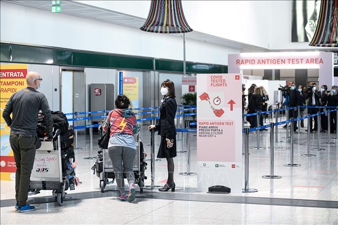  Một điểm xét nghiệm nhanh Covid-19 tại sân bay Malpensa ở Milan, Italy. Ảnh: AFP/TTXVN