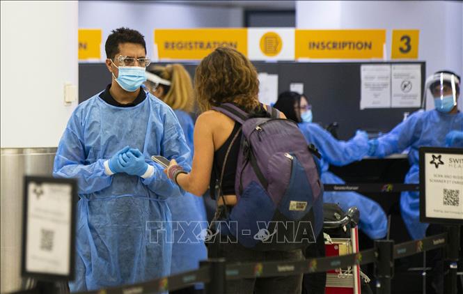 Nhân viên y tế hướng dẫn hành khách tại khu vực xét nghiệm Covid-19 ở sân bay Toronto Pearson, Mississauga, Ontario, Canada, ngày 7-4-2022. Ảnh: THX/TTXVN