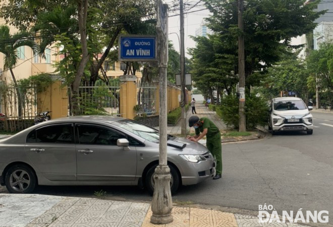 Functional bodies in Son Tra District's An Hai Tay Ward strictly handling a violation of parking in the wrong place on An Vinh Street.